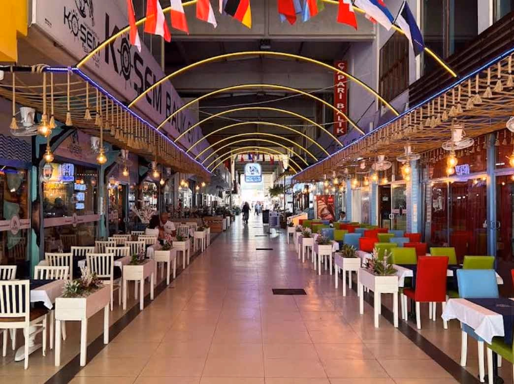 You can buy fish here, and there are a couple of vegetable stores. There are also some restaurants