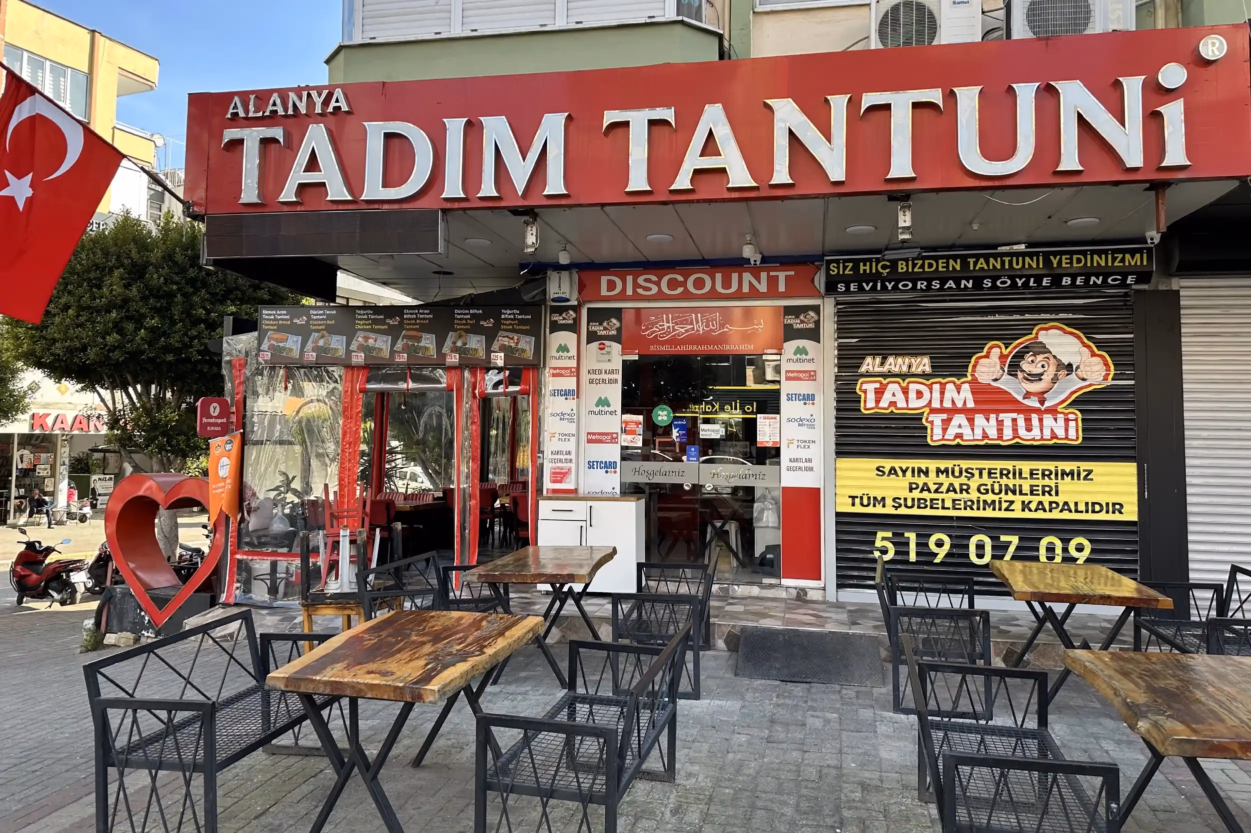 Tasty food and friendly staff. They offer a variety of wraps and bread with chicken and beef. We